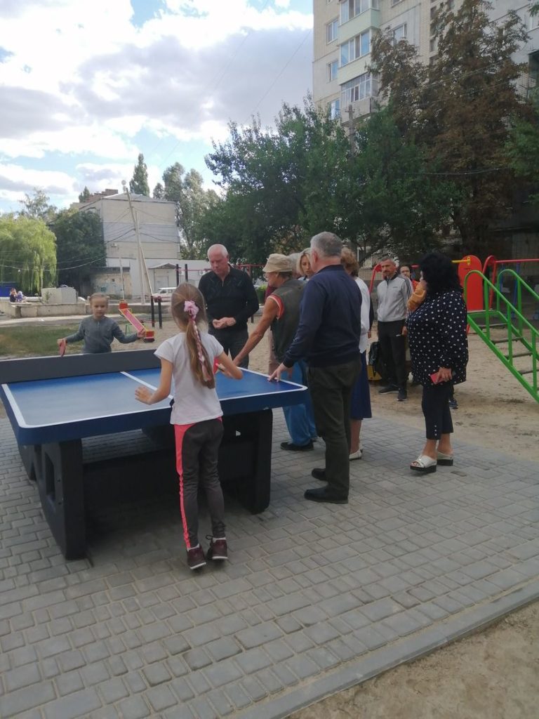 Во дворе павлоградской многоэтажки появился теннисный стол: узнайте где |  Незалежний портал Павлоград.dp.ua